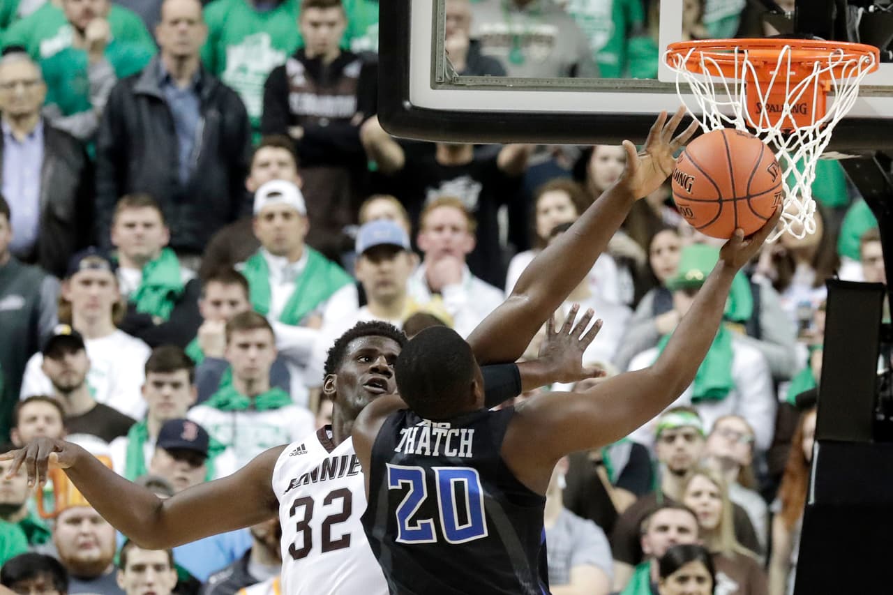 Escuelas de menor renombre a las perennes protagonistas dando la campanada siempre escriben las historias más fantásticas en este torneo que tiene un formato muy simple: ganas, avanzas; pierdes, te vas a casa. No hay margen para el error en March Madness.