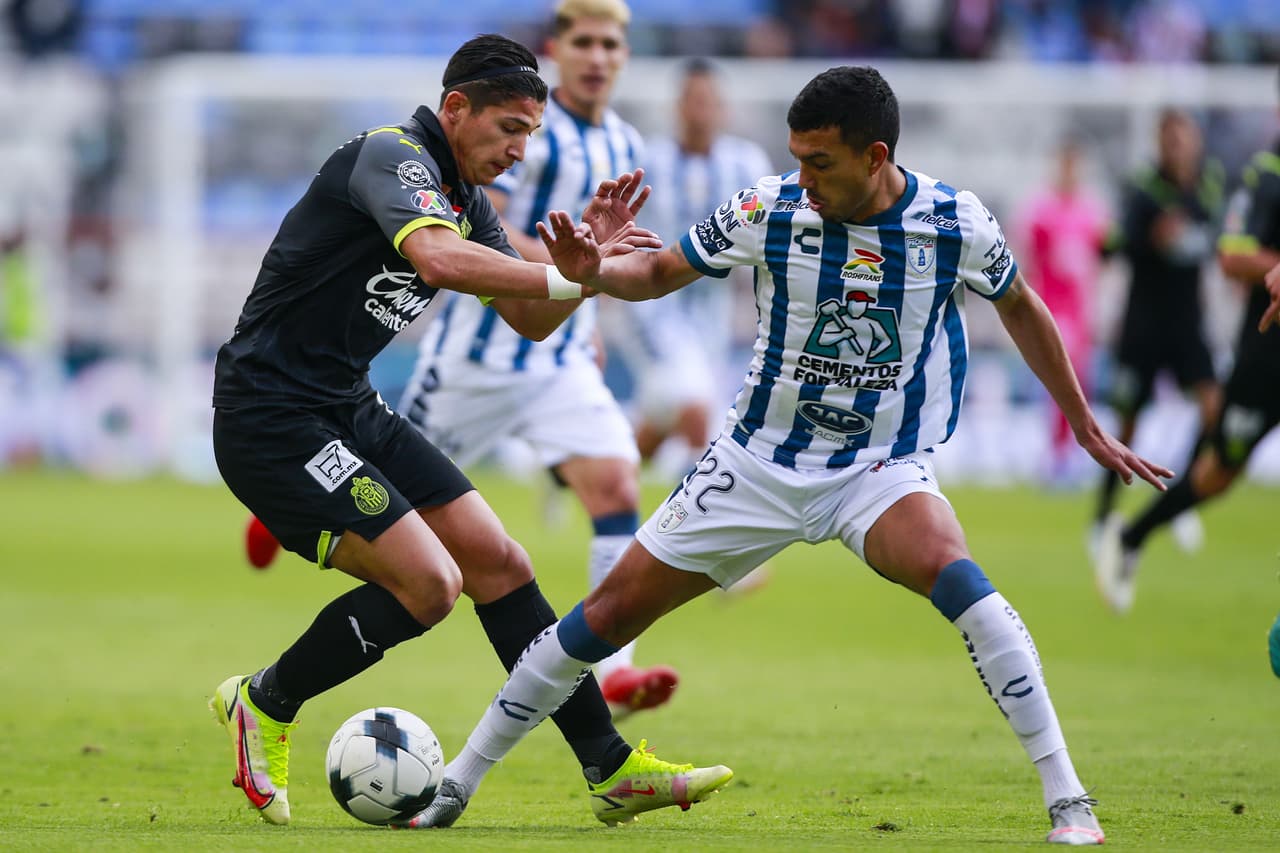 El Pachuca consiguió su segunda victoria del torneo tras vencer por 2-1 a las Chivas. Los Tuzos aprovecharon un grave error del 'Tiba' Sepúlveda y Raúl Gudiño para marcar el segundo tanto después de que Víctor Guzman hiciera el primero. Los rojiblancos reaccionaron con un gol de Ángel Zaldívar por la vía del penal, pero no fue suficiente.