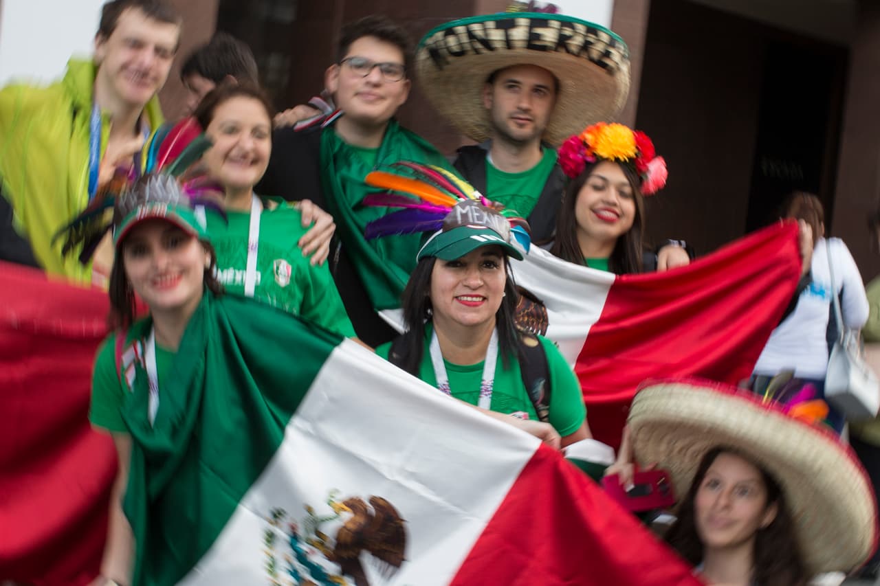 La presencia femenina fue una de las características de la alegría de los hinchas en las calles.