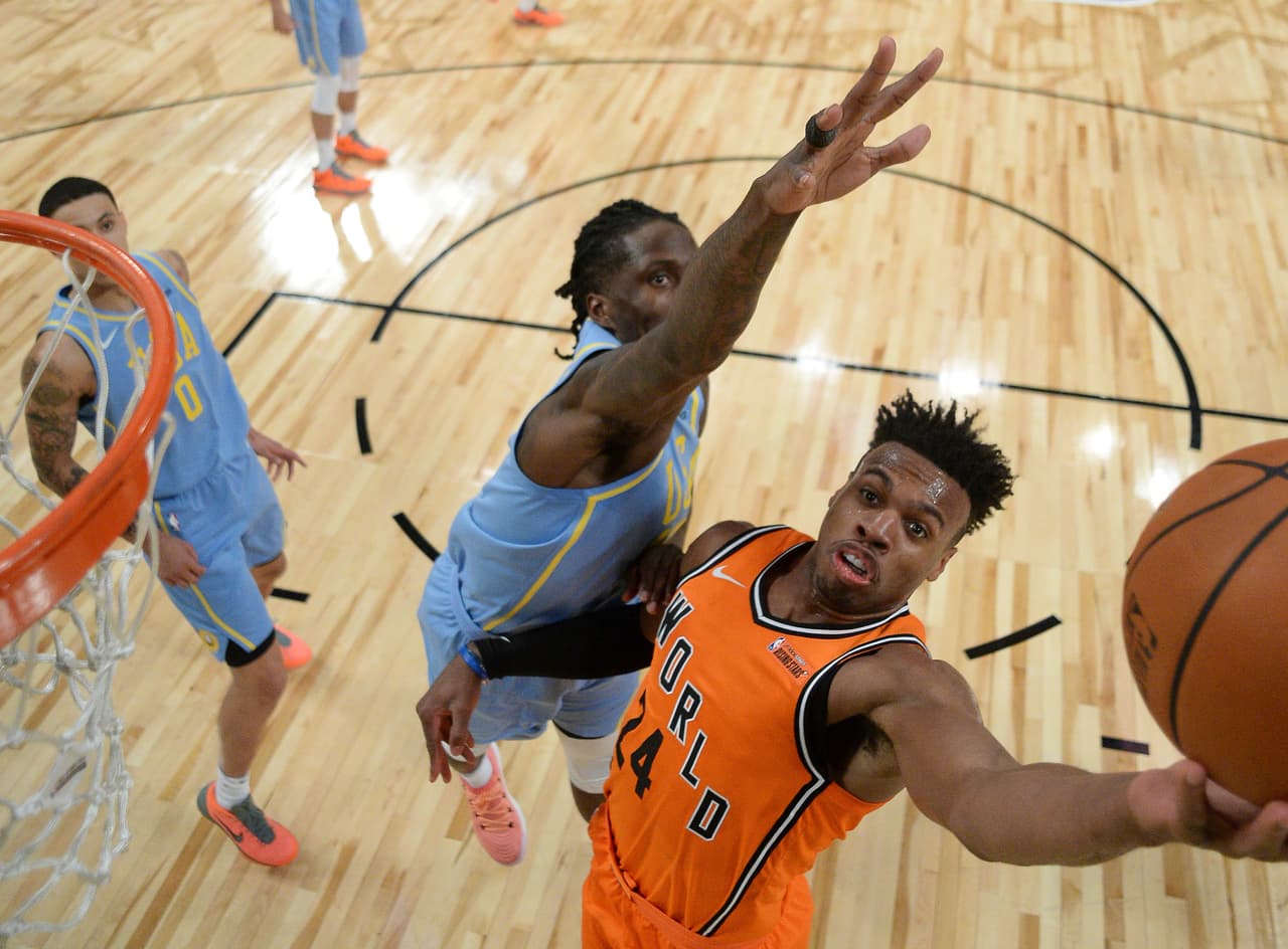 Pero el partido estuvo encabezado por dos astros provenientes de los rivales estatales de los locales Lakers y Clippers, en el que Hield y Bogdanovic se combinaron para meter 12 canastas de tres puntos.