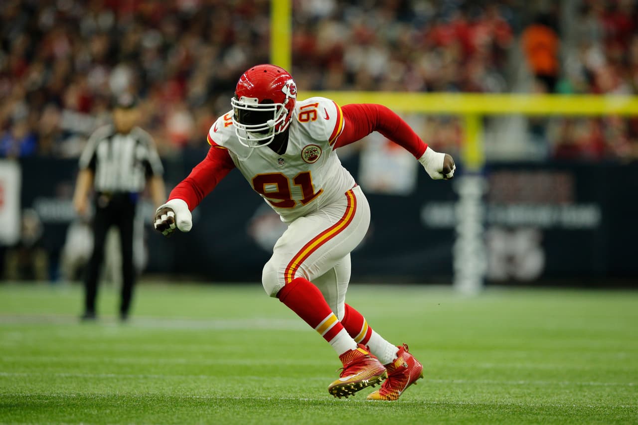 84 / TAMBA HALI - LB - KANSAS CITY CHIEFS - Su especialidad es la presión a los quarterbacks rivales. En 2015 fue segundo lugar del equipo con 6.5 capturas, detrás de las 7.5 de Justin Houston. Fue séptimo lugar en número de tackleadas de los Chiefs, quizá por eso descendió en la clasificación con respecto al año pasado que fue ubicado como 70 en el Top 100.