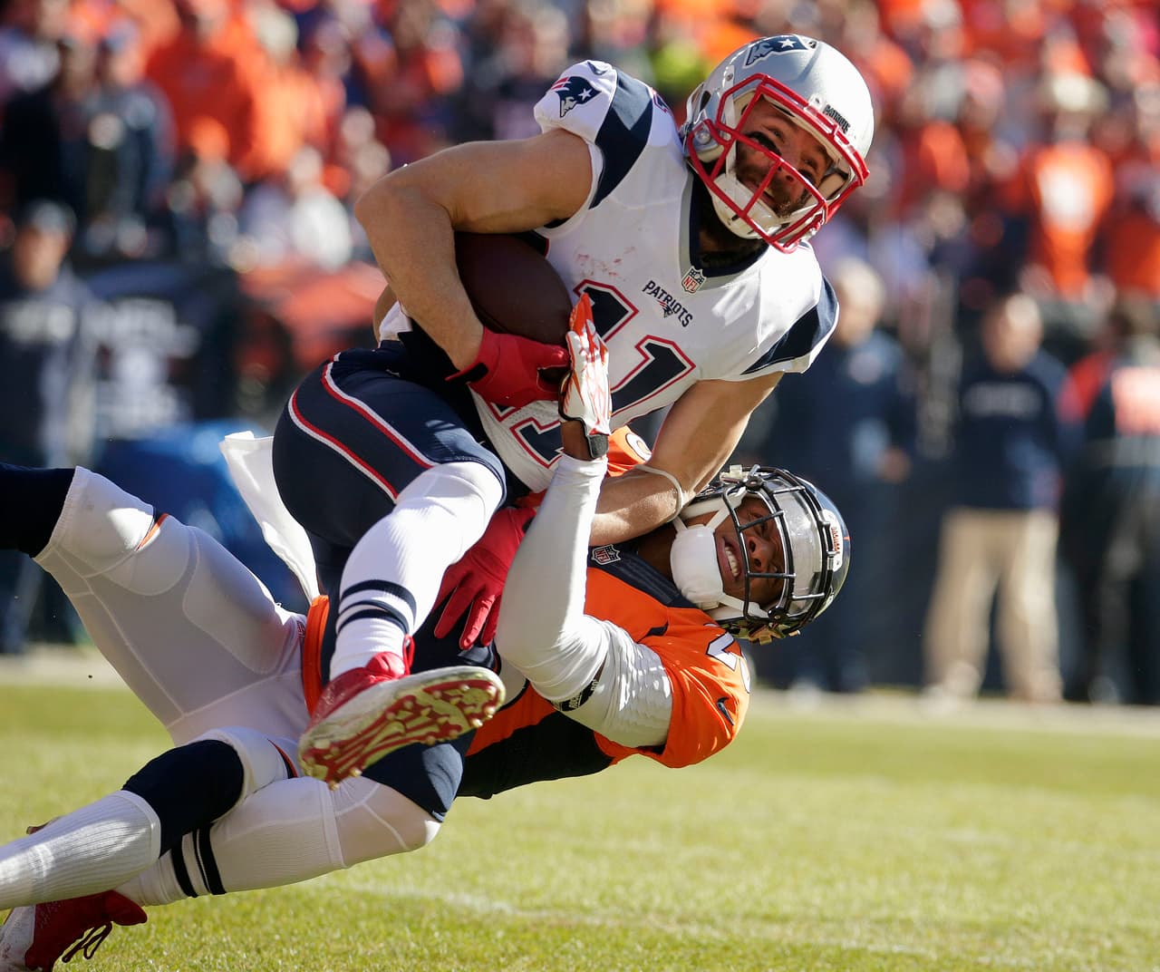 87 / JULIAN EDELMAN - WR - NEW ENGLAND PATRIOTS - Una lesión en el pie izquierdo lo dejó fuera de combate desde noviembre. Regresó a la actividad pero no estaba al 100 por ciento. Luego de superar las 1,000 yardas en 2013, se quedó en 972 en 2014 y luego 692 en 2015, viene hacia abajo y las lesiones lo persiguen. A pesar de eso los jugadores votaron por él mejor que el año pasado cuando fue número 91.