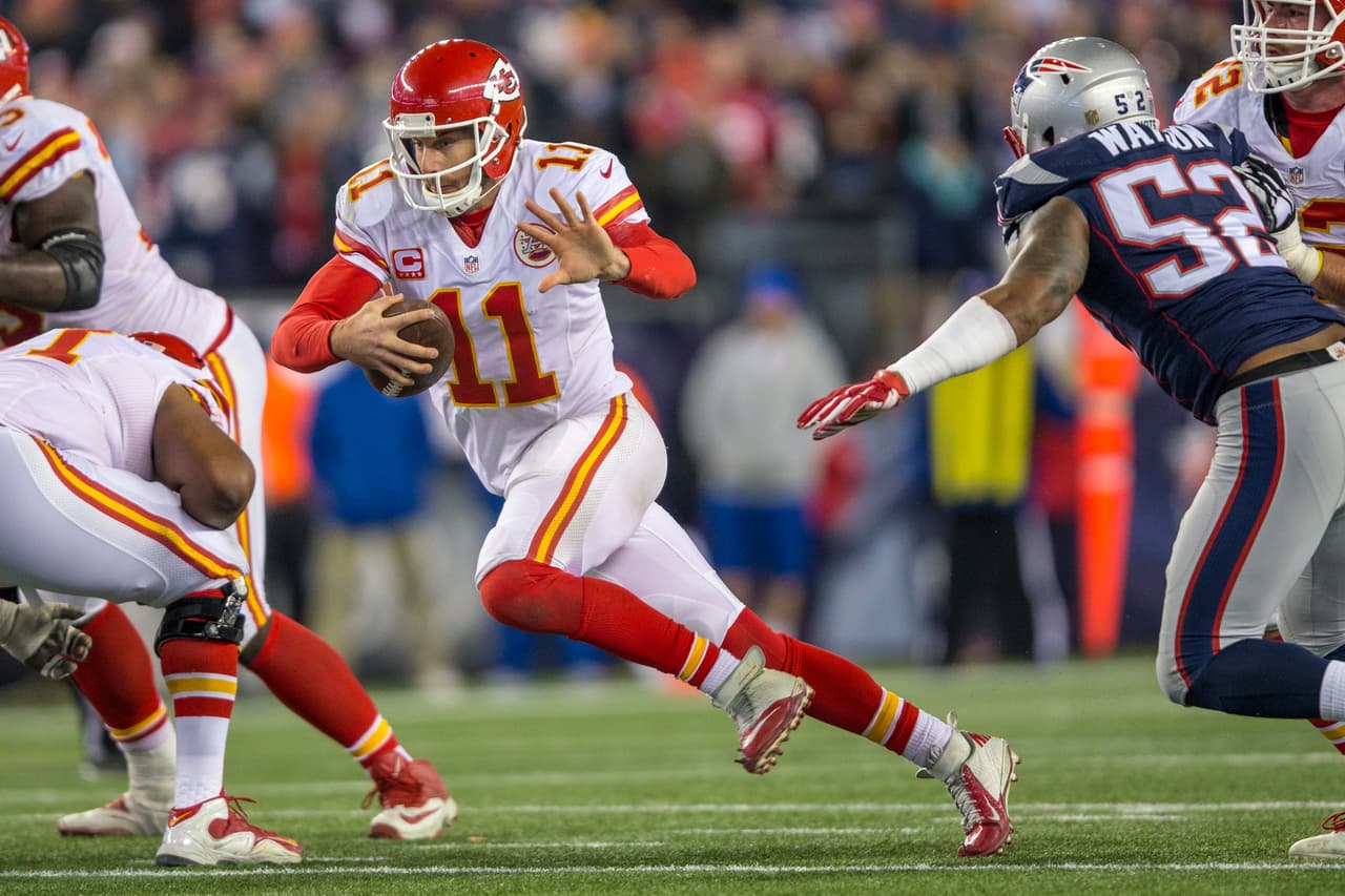 81 / ALEX SMITH - QB - KANSAS CITY CHIEFS - La tercera temporada con los Chiefs fue la mejor de su carrera en yardas ganadas por pase con 3,486. Por quinta temporada consecutiva lanzó menos de 7 intercepciones. Además acumuló 498 yardas por tierra, máximo en su carrera. En 2015 no apareció en el Top 100.