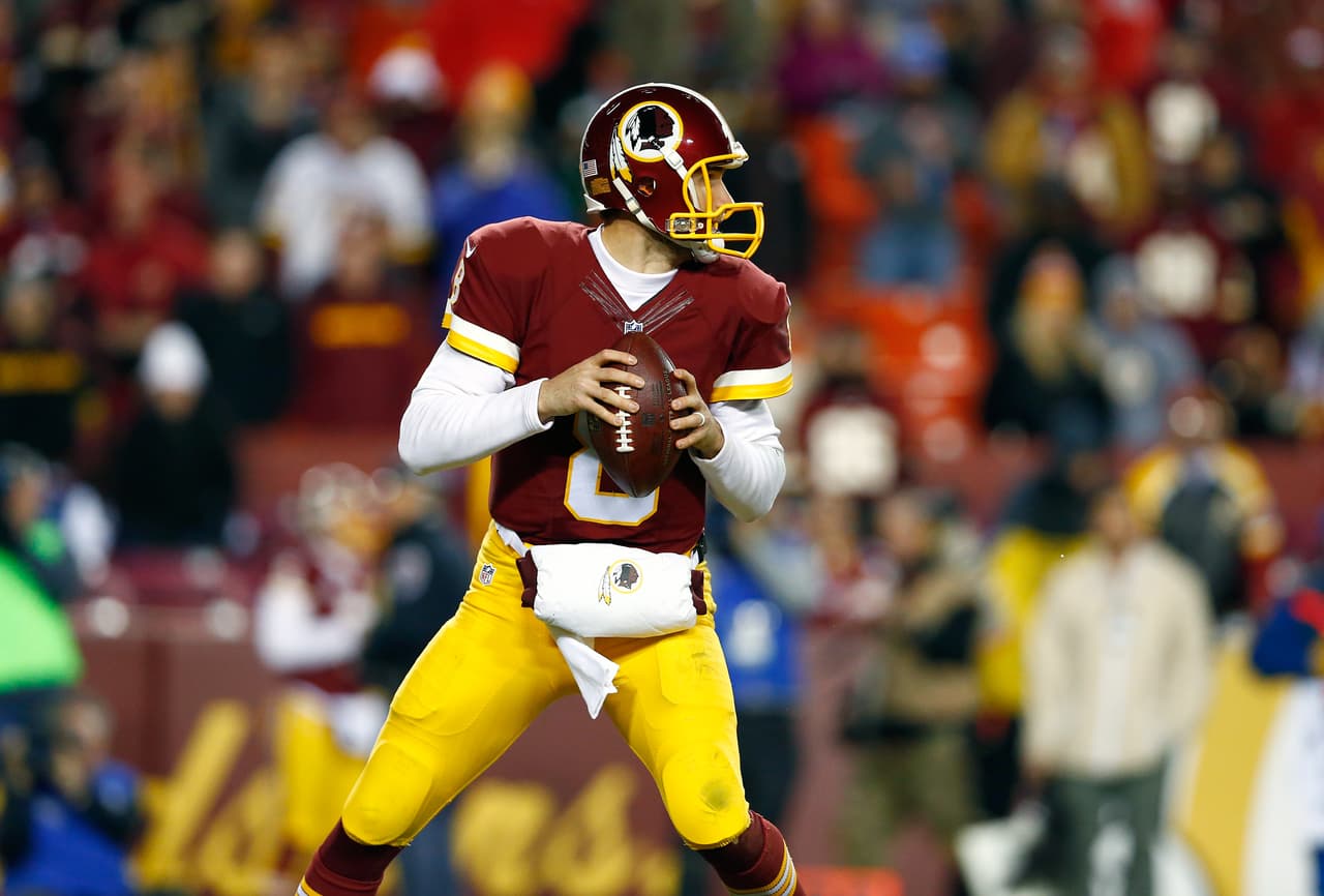 85 / KIRK COUSINS - QB - WASHINGTON REDSKINS - El destino hizo una jugada inesperada con este equipo que había apostado su futuro con Robert Griffin III. Las graves lesiones de rodilla que sufrió RG3 abrieron la puerta a Cousins quien aprovechó la oportunidad, mientras Griffin fue cambiado a Cleveland. Cousins completó casi el 70 por ciento de sus pases, sumó 4,166 yardas con 29 touchdowns. Tampoco apareció el año pasado en el Top 100.