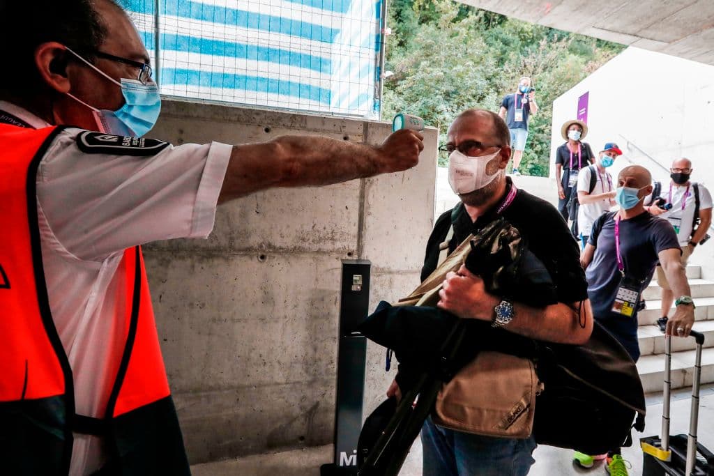 Los asistentes que registren una temperatura de 37.8 °C no podrán ingresar al estadio.