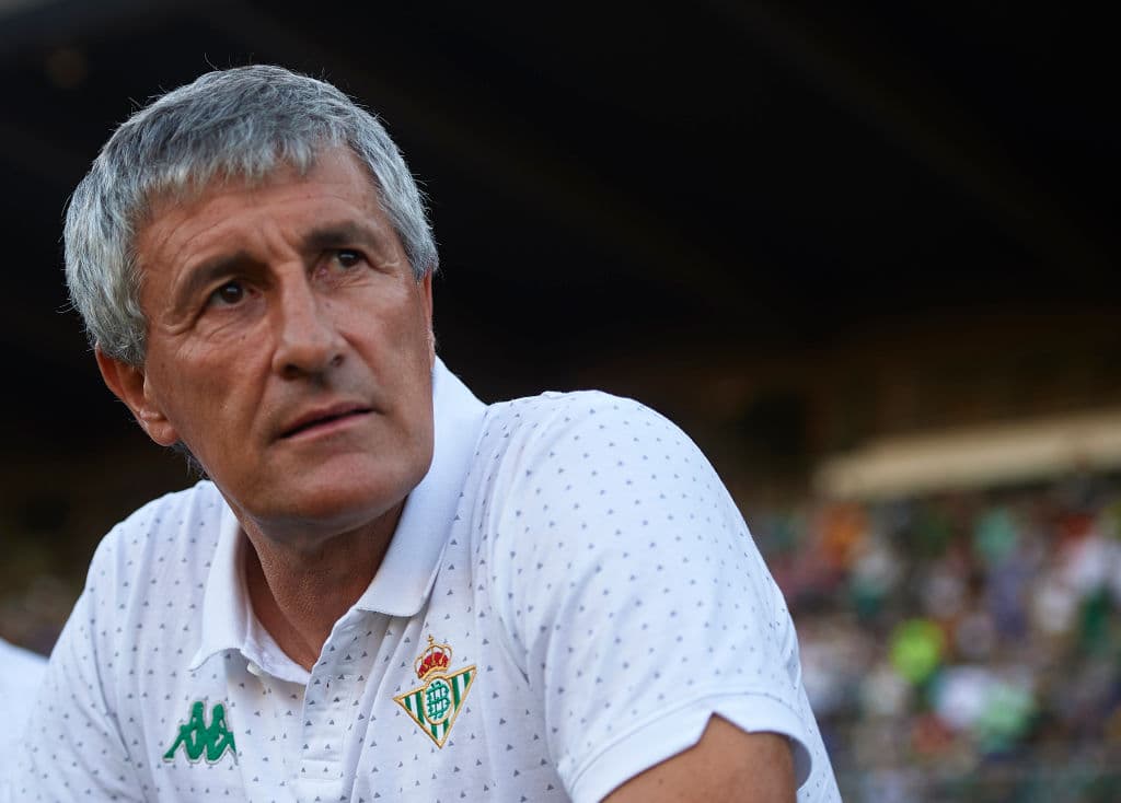 Como entrenador, Setién ha enfrentado al Barça en siete ocasiones, seis derrotas y una victoria, con el Betis la temporada 2018-19, en el Camp Nou.