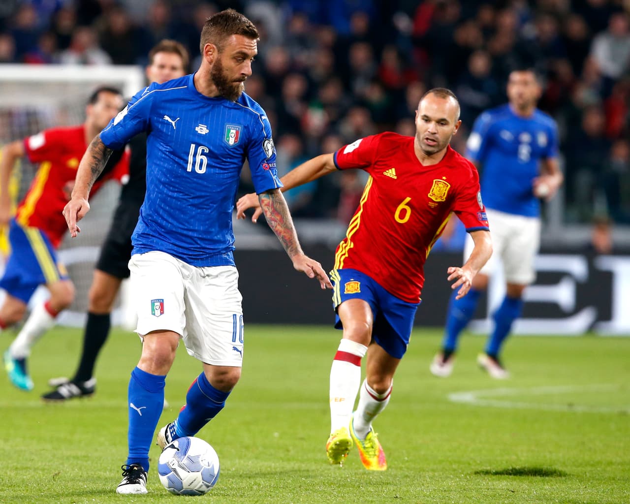 Italia y España igualaron 1-1 en unos de los enfrentamientos más llamativos de la fecha eliminatoria. Albania aprovechó esto para ponerse de líder con seis puntos en el grupo G.