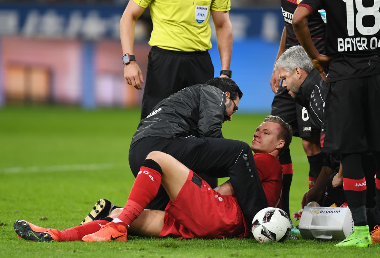 Por fortuna, el portero se reincorporó al partido y lo terminó, pese al sangrado por el fuerte golpe en la nariz.