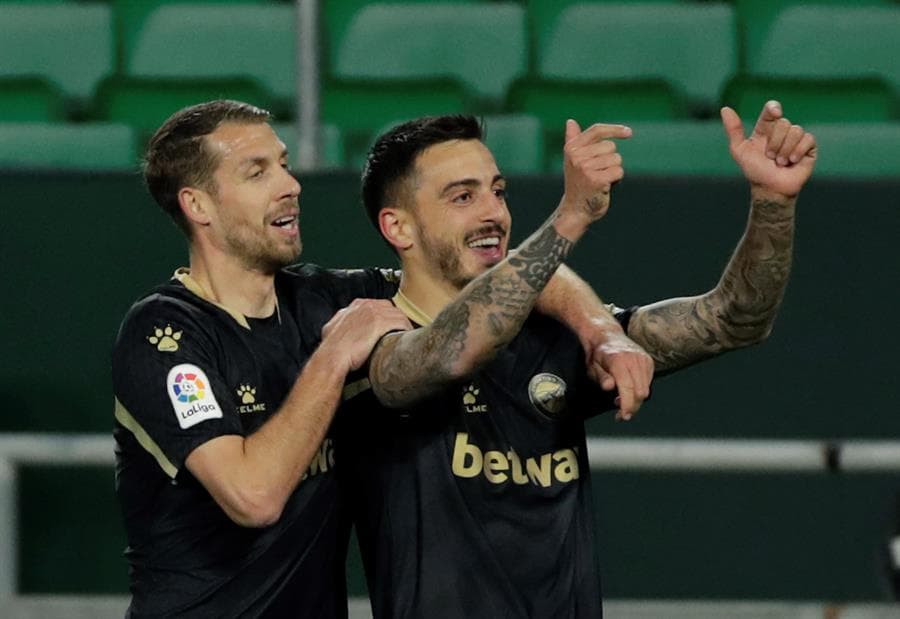 Real Betis se impone al Alavés con remontada por 3-2. Los verdiblancos perdían por goles de Joselú y Edgar Méndez, pero fue el doblete de Borja Iglesia y el gol de Joaquín ya casi al final del partido, que le dio la victoria al equipo de casa, durante la Jornada 26 de LaLiga.