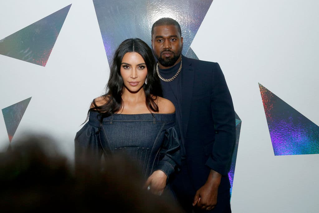 Para la entrevista, Kardashian West también habla sobre la influencia de su esposo Kanye West en su marca y su participación continua.