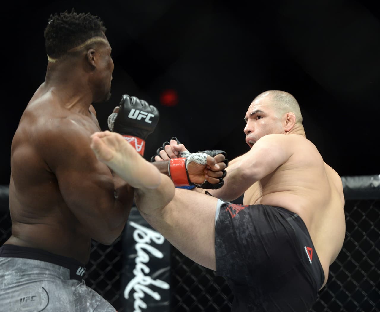 Incluso Caín lanzó un par de patadas aunque una no la pudo conectar, fue al aire y eso probablemente le restó confianza, pues al bajar no se veía cómodo.