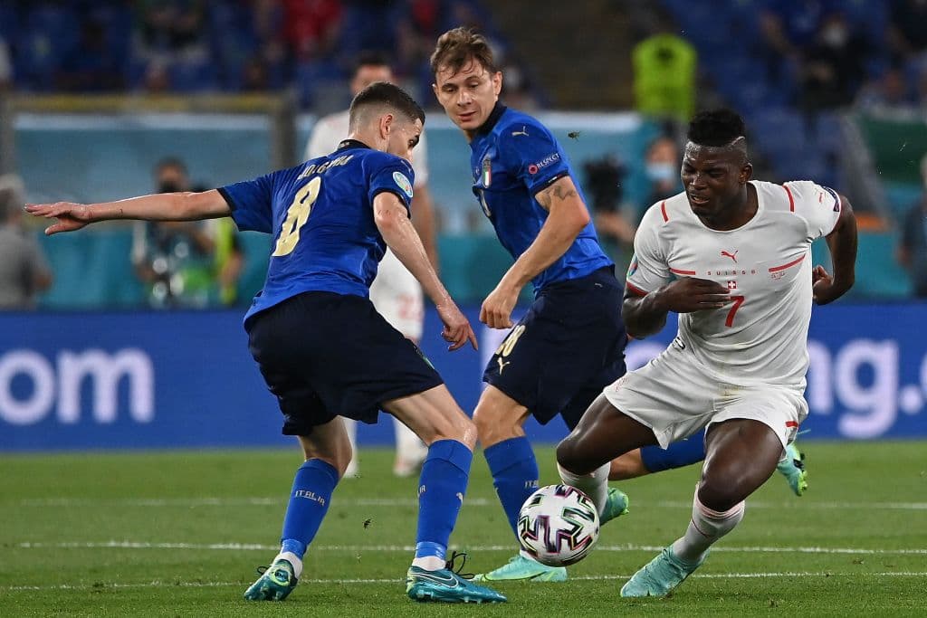 Italia golea a Suiza 3-0 y asegura ya su pase a octavos de final de la Euro 2020. Locatelli propinó un doblete, mientras que Immobile aportó un gol para su victoria. La escuadra 'Azurra' no ha recibido goles desde el 14 de octubre del 2020.