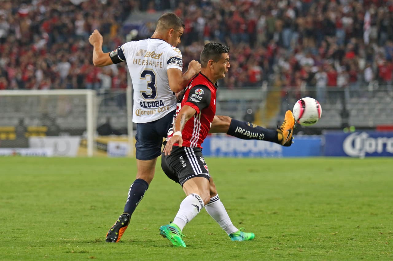 Se vivieron muchas jugadas fuertes en medio campo y un par de cambios obligados por lesiones en ambos equipos.