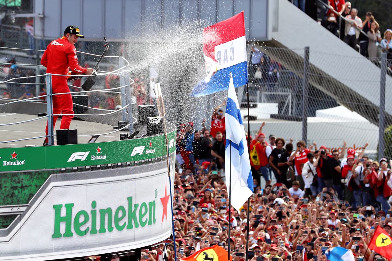 Charles Leclerc celebrando su victoria de la F1 Grand Prix de Italia en el Autodromo di Monza.
