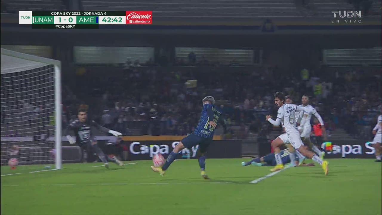 ¡Se queda corto! Valdés recibe en el área y no le pega bien