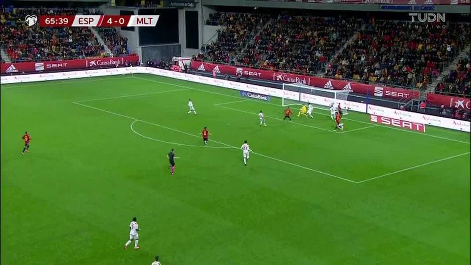 Zach Muscat despeja el balón y aleja el peligro