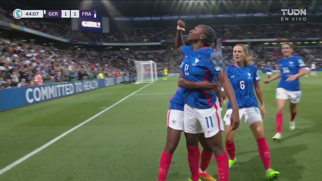 ¡Le ayudó el poste! Diani dispara y Frohms la mete con la espalda