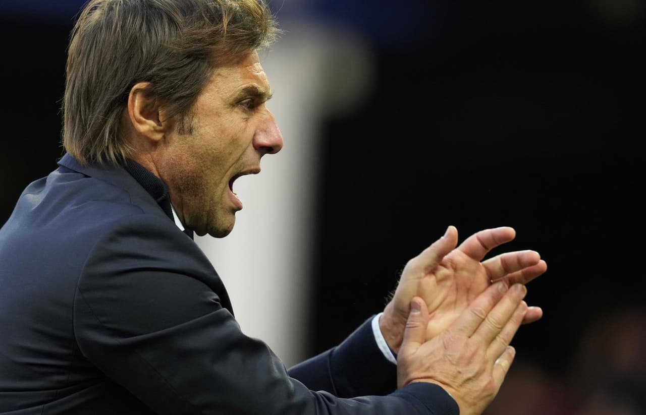 Tottenham empató 0-0 en el debut de Antonio Conte con los Spurs.Hubo un duelo entre Cuti Romero y Richarlison quienes fueron amonestados por un cruce a los 68', durante la fecha 11 en la Premier League.