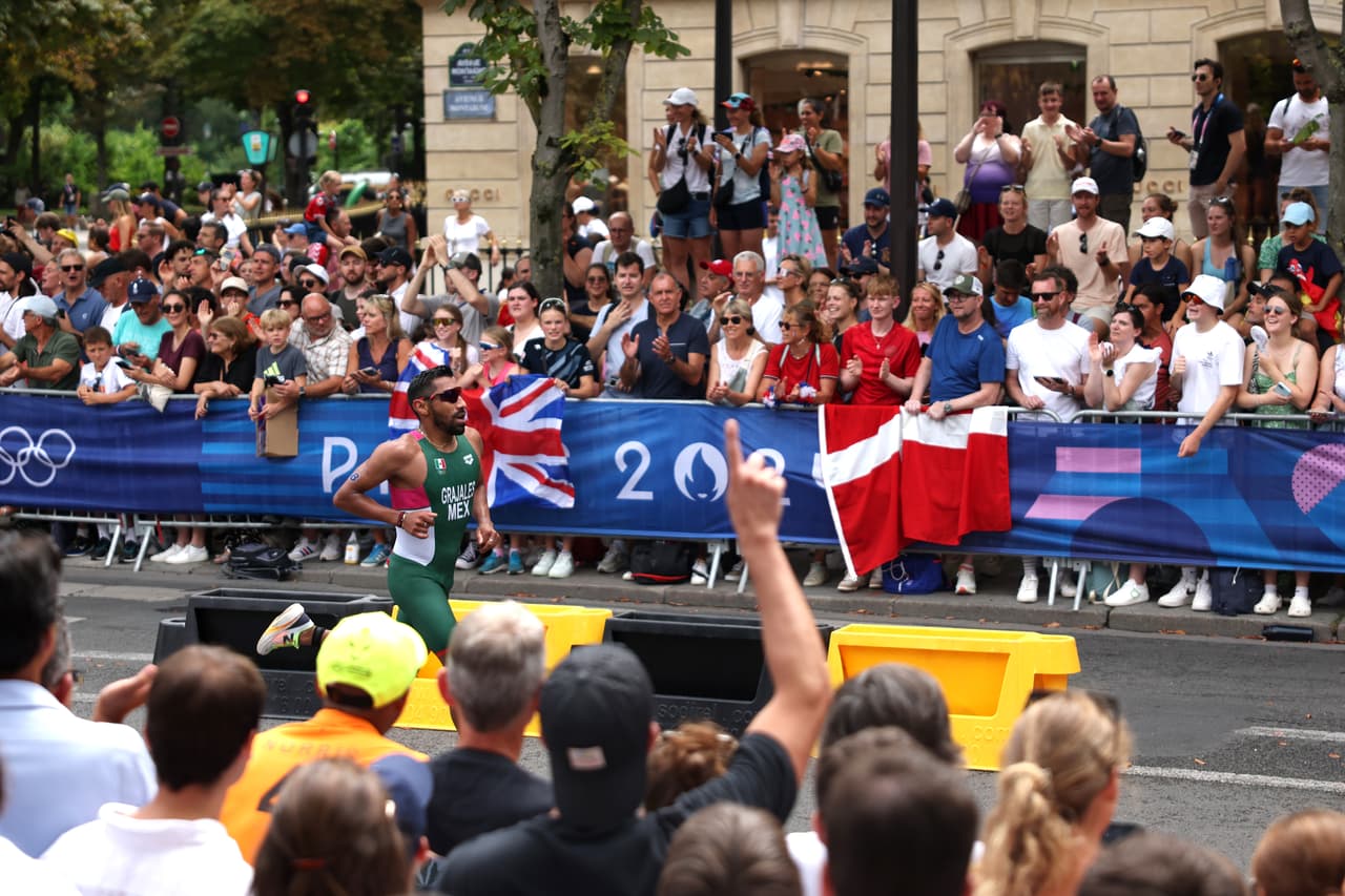 Crisanto Grajales en el triatlón de Paris 2024