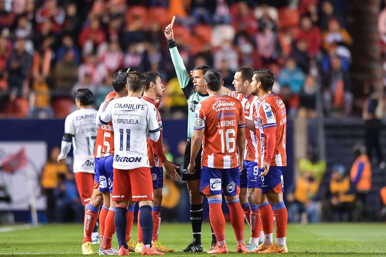El árbitro le mostró la segunda amarilla a Sanabria y por tanto la tarjeta roja.