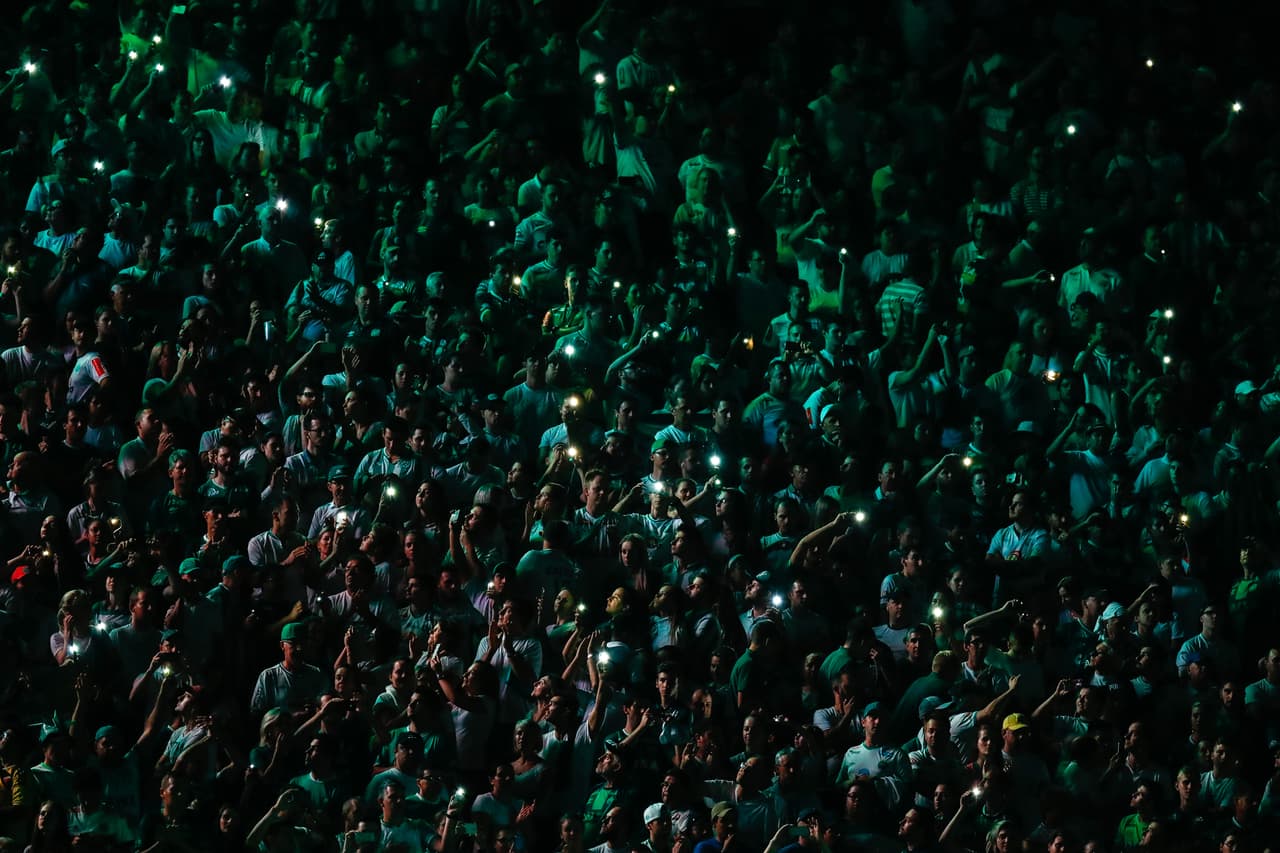 A lo largo del juego las aficiones del Chapecoense y del Atlético Nacional compartieron y convivieron en las gradas como amigos, algo que es muy difícil de ver en el fútbol sudamericano.