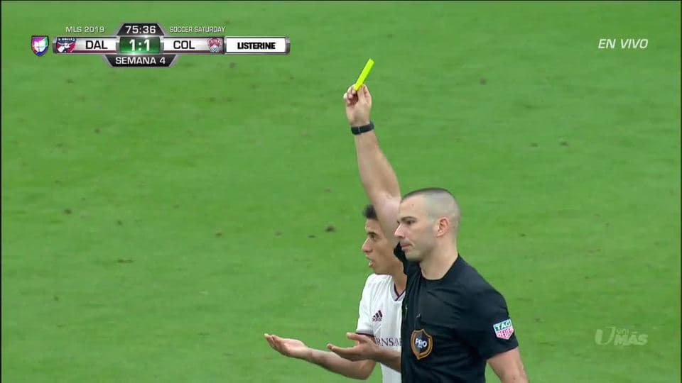 Tarjeta amarilla. El árbitro amonesta a Michael Barrios de FC Dallas