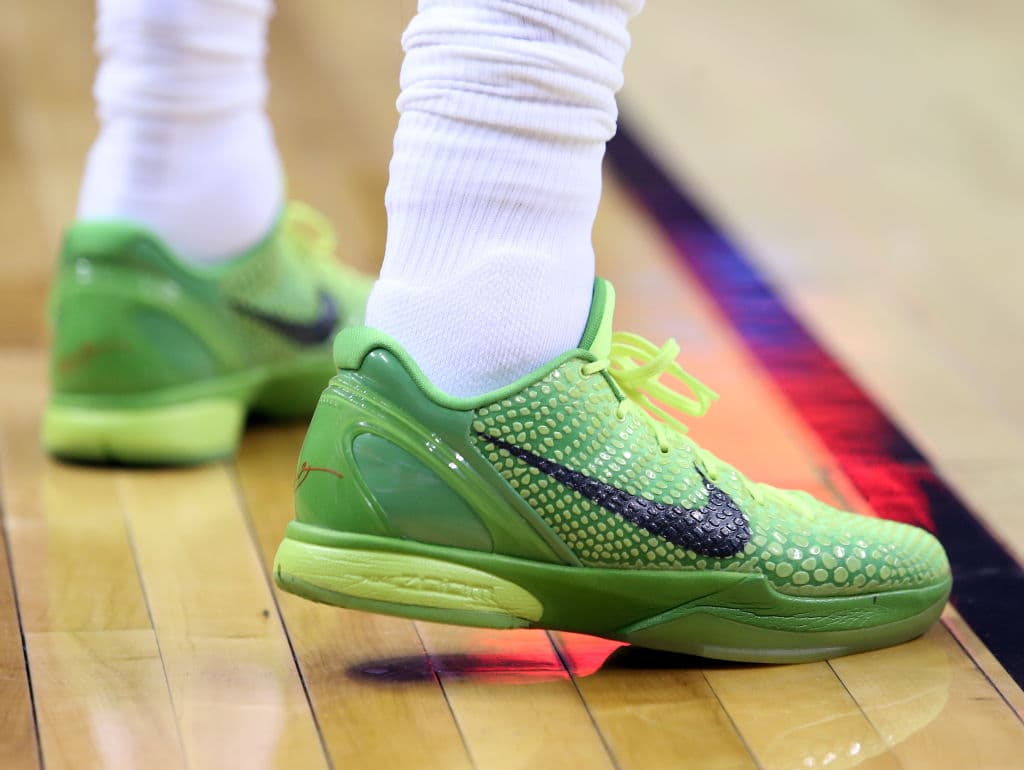 Jordan Clarkson, guardia de los Cleveland Cavaliers, usó estos Nike amarillo chillón en el partido ante los Toronto Raptors en la Scotiabank Arena.