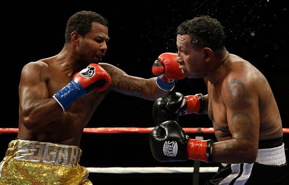 Mosley no se desperó y siguió buscando el triunfo.