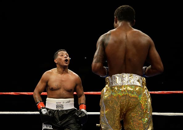 Pesado y evidentemente fuera de forma, Mayorga se dedico a retar a Mosley, e incluso se paro en ocasiones a esperar que le pegara.