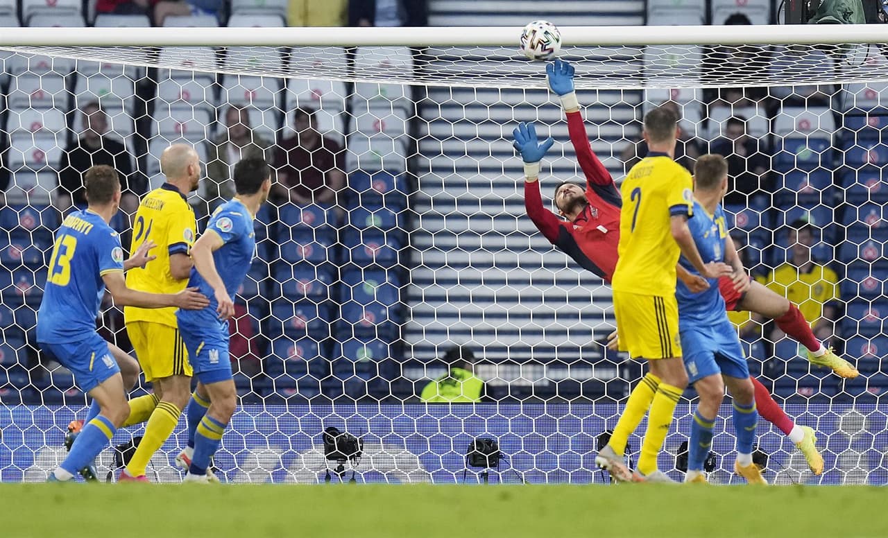 Ucrania lo hace y deja fuera a Suecia en tiempos extra con marcador de 2-1; consigue su pase a Cuartos de Final en la Euro 2020. Oleksandr Zinchenko abría el marcador al minuto 27, pero el sueco Emil Forsberg empataba el encuentro al 43'. Quien le da la victoria y el pase a la siguiente ronda a los ucranianos, es Artem Dovbyk al 120+1', quienes enfrentarán a Inglaterra este sábado.