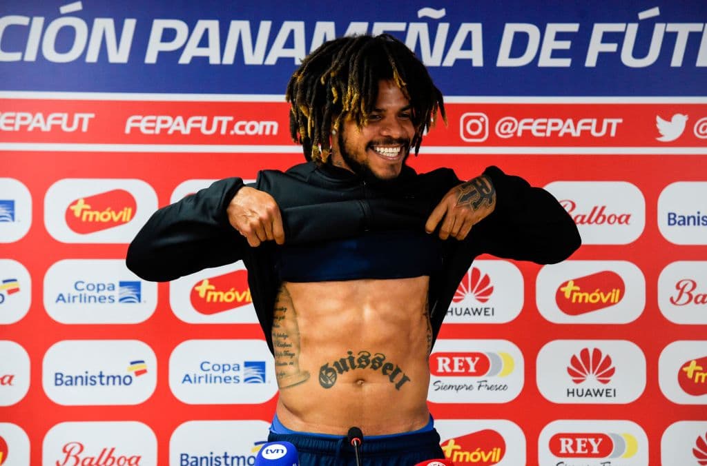 El panameño Román Torres mostró su estado físico y, de paso, sus tatuajes.