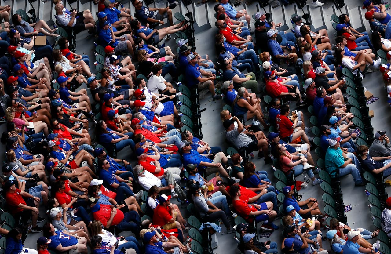 Los 37,238 asistentes llenaron el estadio Globe Life Field para presenciar el Blue Jays vs. Rangers Texas en tiempos de coronavirus.
