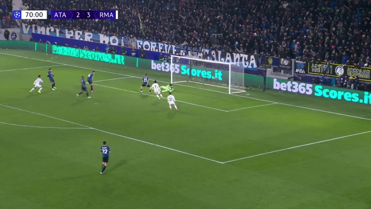 ¡TIRO ATAJADO! disparo por Rodrygo.