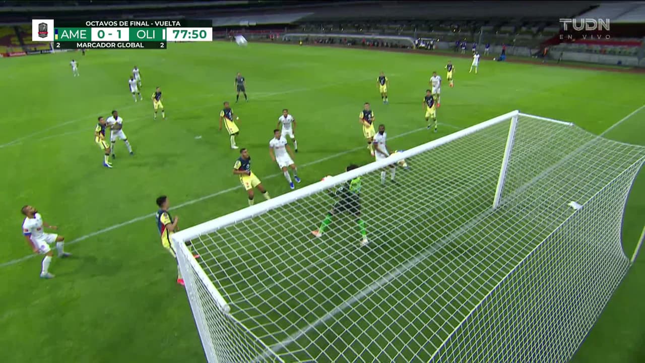 ¡TIRO ATAJADO! disparo por Deybi Flores.