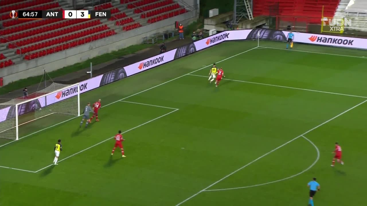 ¡TIRO ATAJADO! disparo por Diego Rossi.