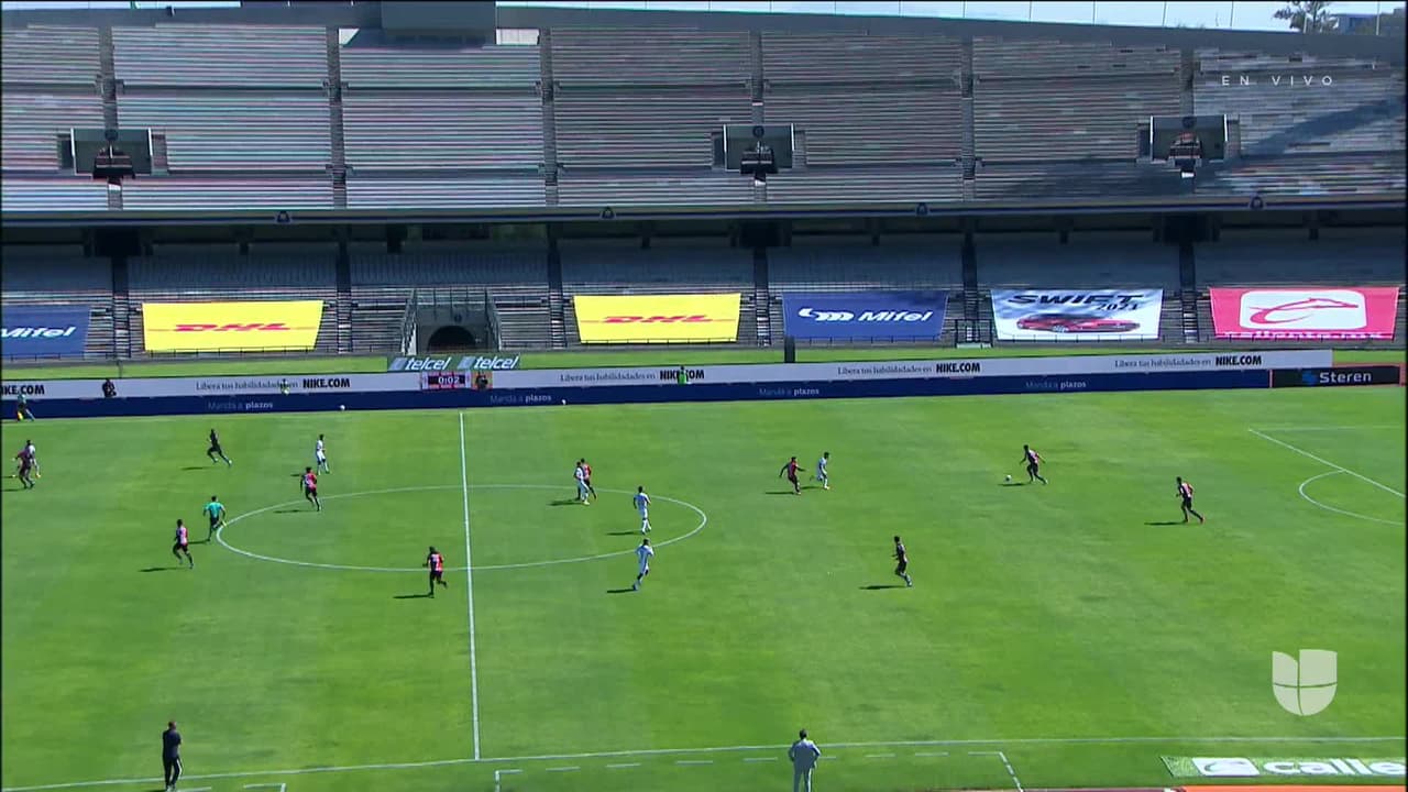 Arranca el partido y la pelota está en juego.