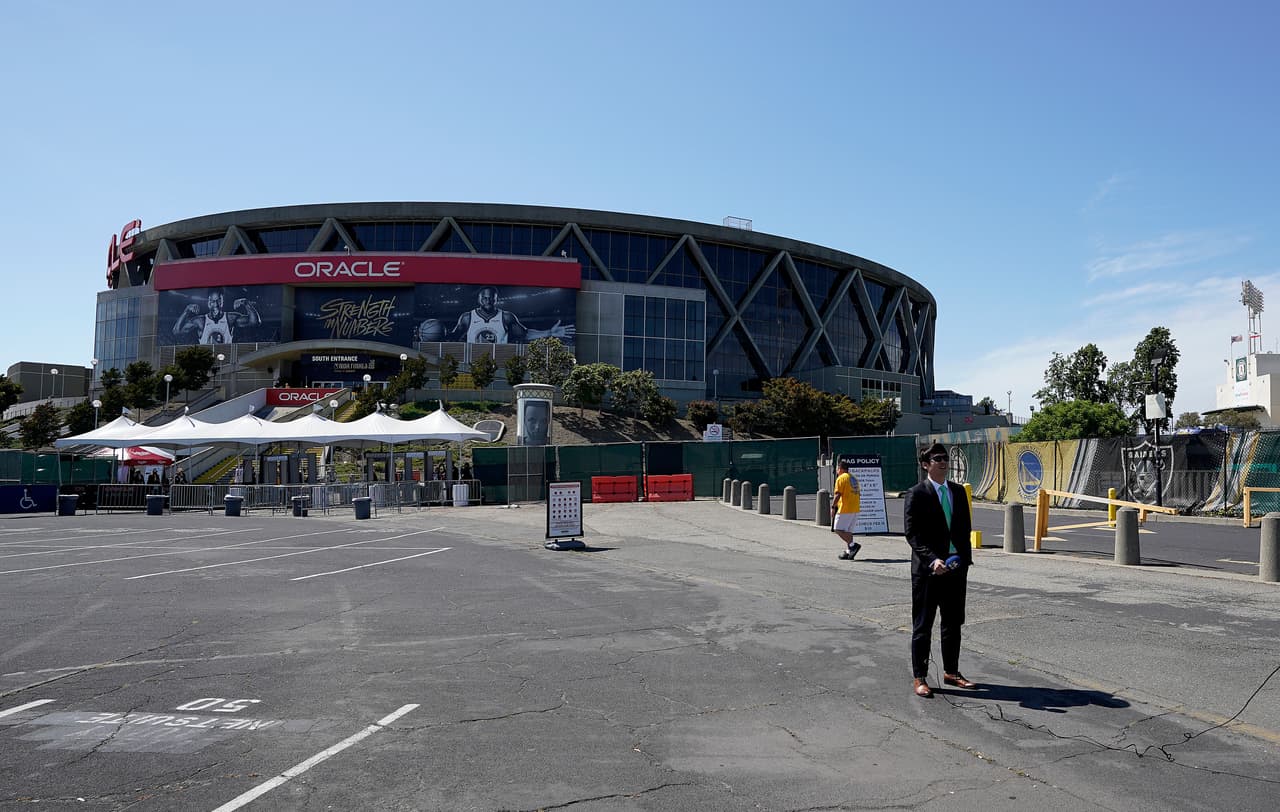 Los jugadores de Raptors y Warriors llegaron a Oracle Arena para la disputa del Juego 6 de las Finales NBA. Toronto busca destapar la champaña en patio ajeno y Golden State vivir un día más. Es el último partido NBA en la historia de Oracle Arena, en Oakland, ya que la temporada entrante el equipo se mudará al moderno Chase Center en San Francisco. Por ese motivo los aficionados acudieron a despedirse de la que ha sido su casa por más de cinco décadas.