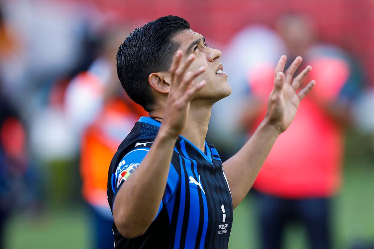 El otro delantero del Querétaro, Carlos Acosta, tampoco tuvo fortuna en el juego y fue reemplazado por el brasileño Everaldo al minuto 71.