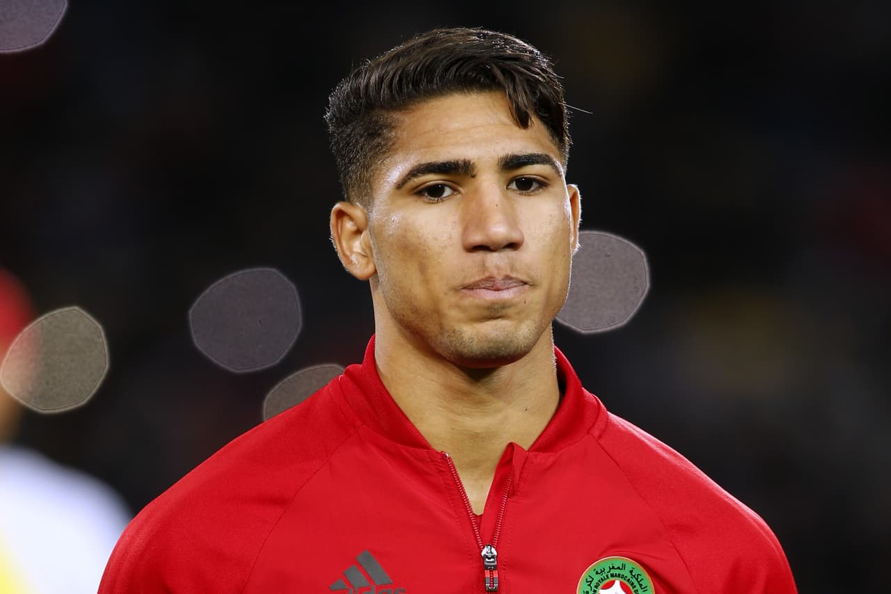 El marroquí Achraf Hakimi renovó hace poco con Real Madrid, que a pesar de eso le quiere dar minutos en otros clubes, indican medios europeos. Borussia Dortmund sería el elegido para ello.