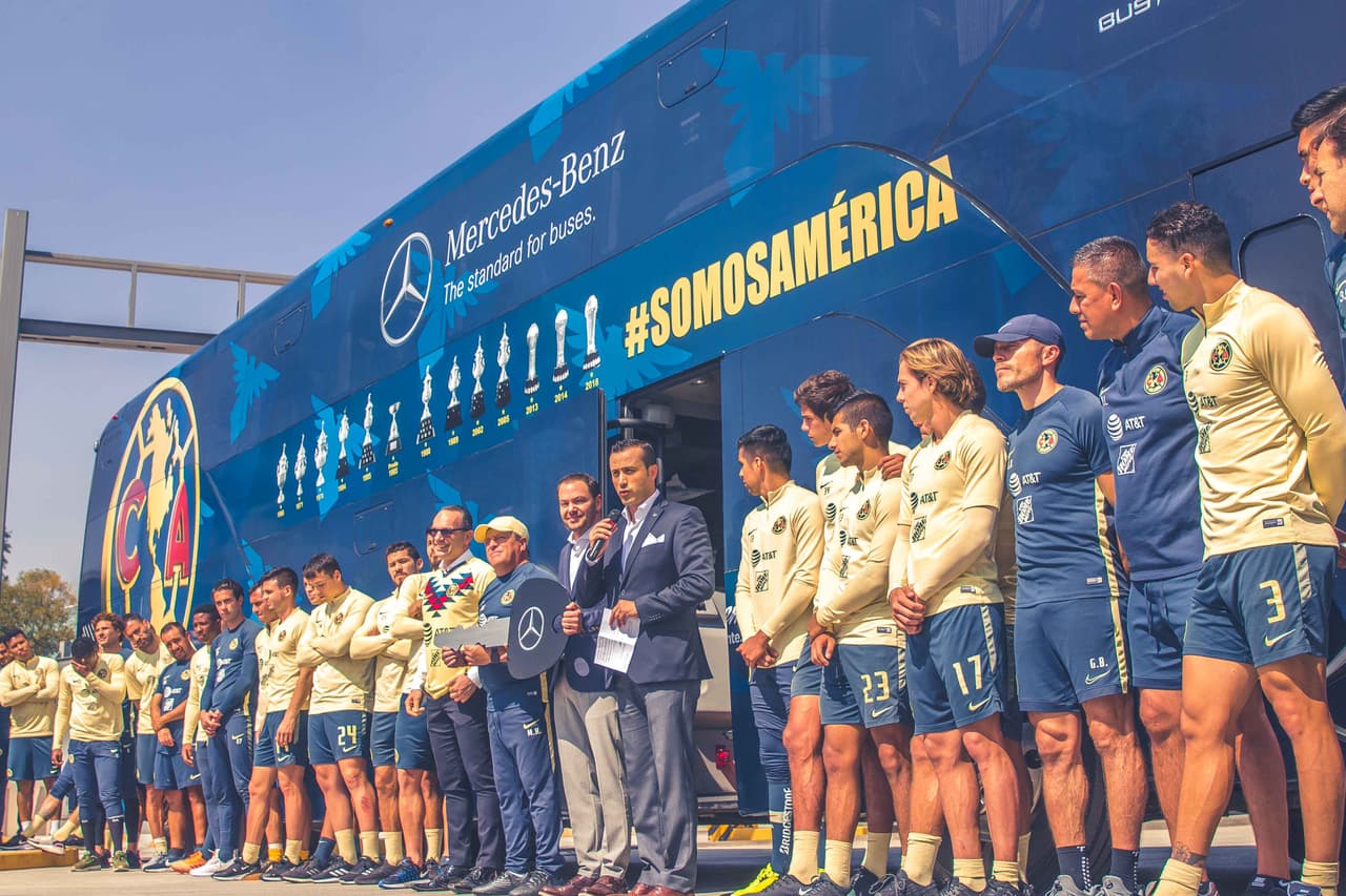 Con la presencia del todo el cuadro del primer equipo del América, se presentó el nuevo transporte del equipo.