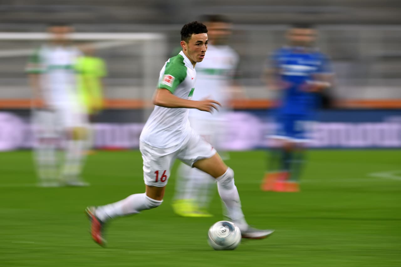 El mediocampista de Augsburgo Ruben Vargas en una gran carrera para generar una ocasión de gol por la escuadra local.