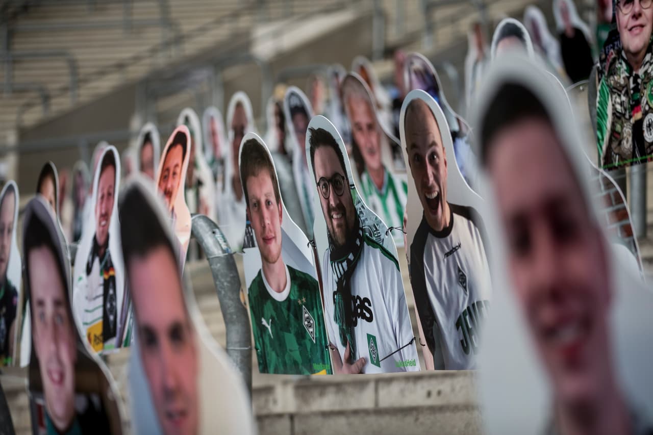 A pesar de no existir una fecha exacta para el regreso del futbol en la Bundesliga debido al covid-19, los fanáticos del ‘Gladbach’ imprimieron en sus asientos abonados, sus propias imágenes para estar presentes en el Borussia Park.