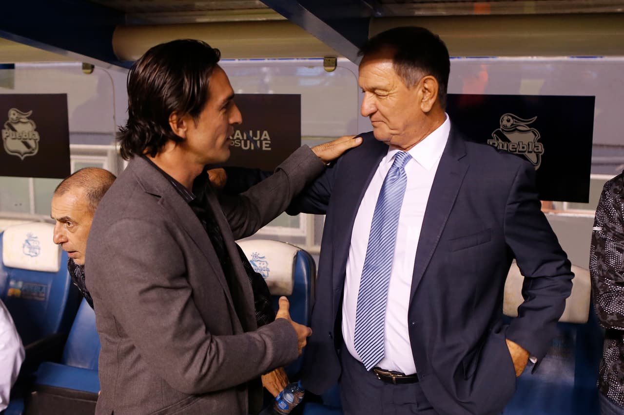 Los técnicos de ambos equipos, Gerardo Espinoza (Atlas) y Enrique Meza (Puebla) se desearon buena suerte antes de la patada inicial, pues la necesitaban.