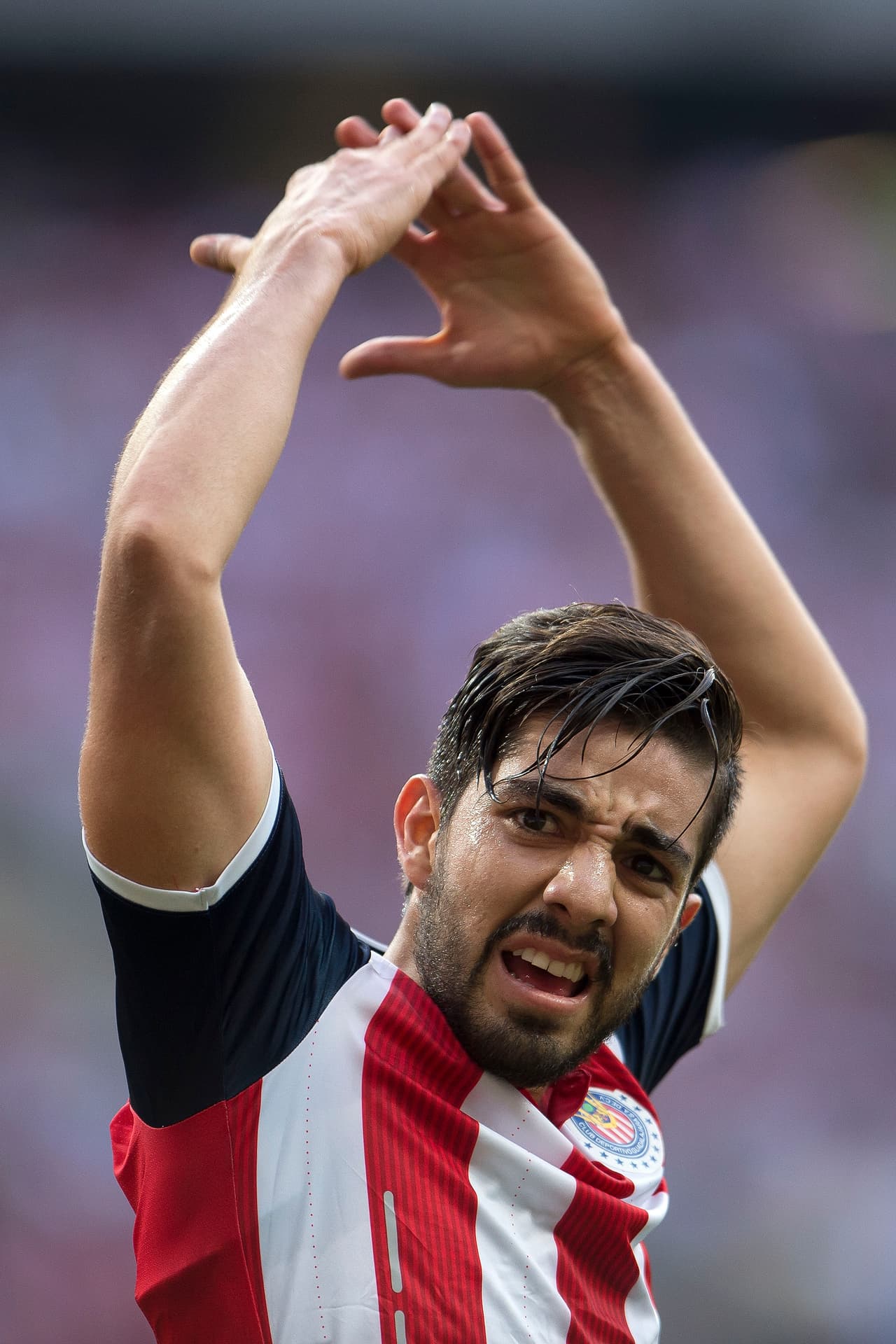 La afición también juega y desde la cancha Pizarro exigía su apoyo.