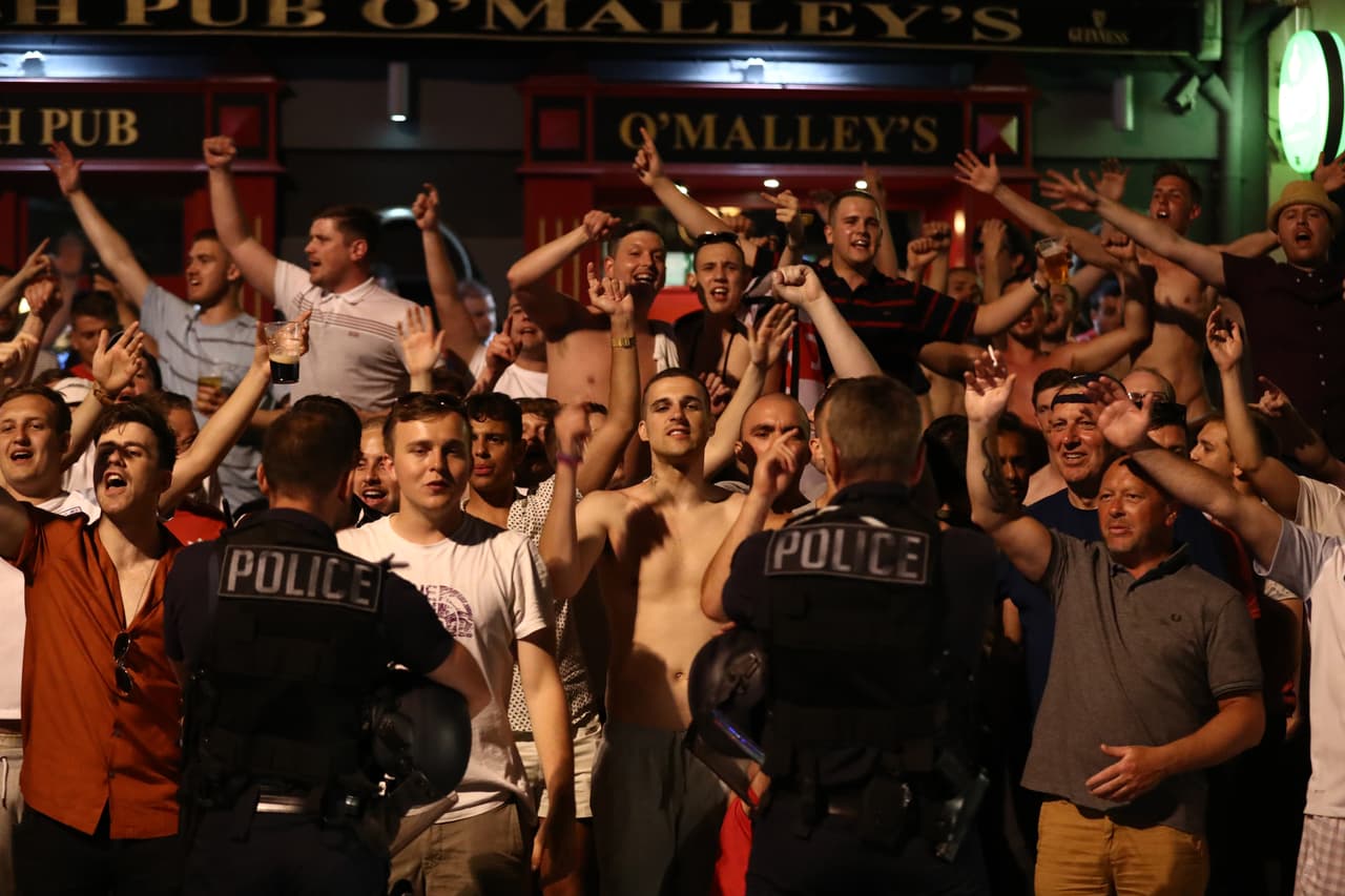 Agentes de policía de Marsella tratan de contener a los aficionados ingleses.