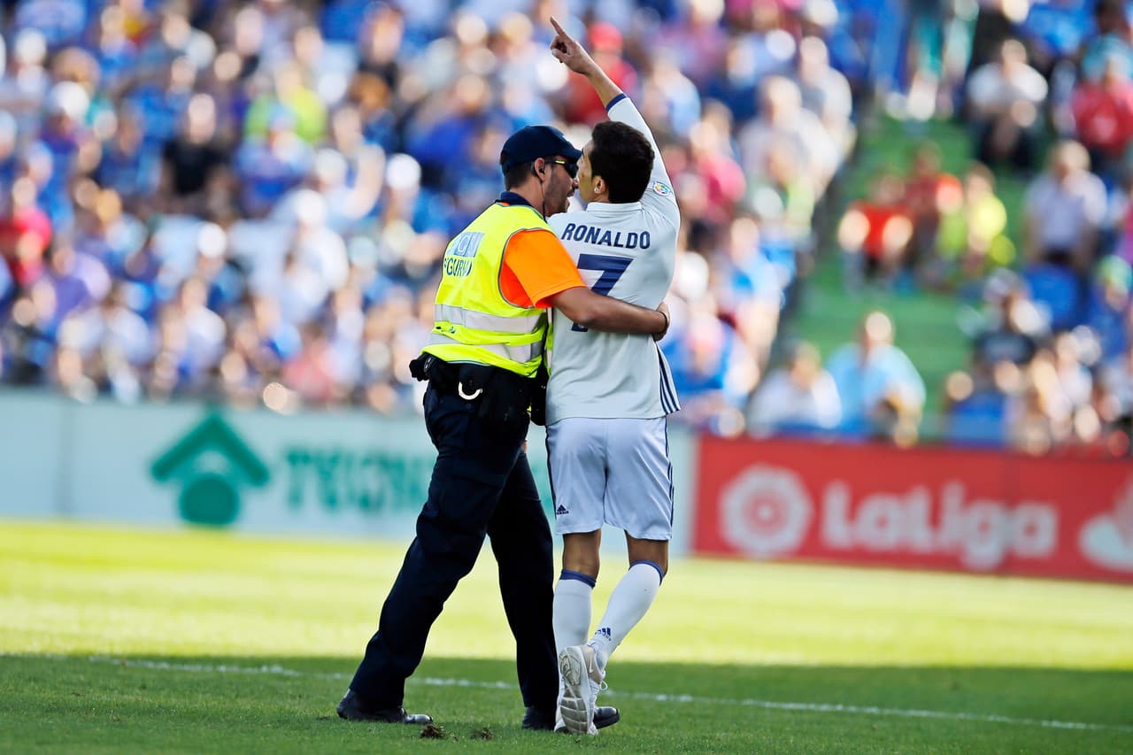 Un curioso, vestido con el uniforme del Madrid y el dorsal del CR7, entró al campo del Coliseum pero fue detenido por la seguridad.