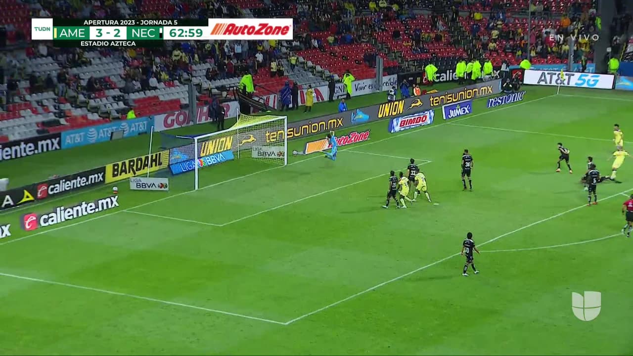 ¡TIRO ATAJADO! disparo por Diego Valdés.