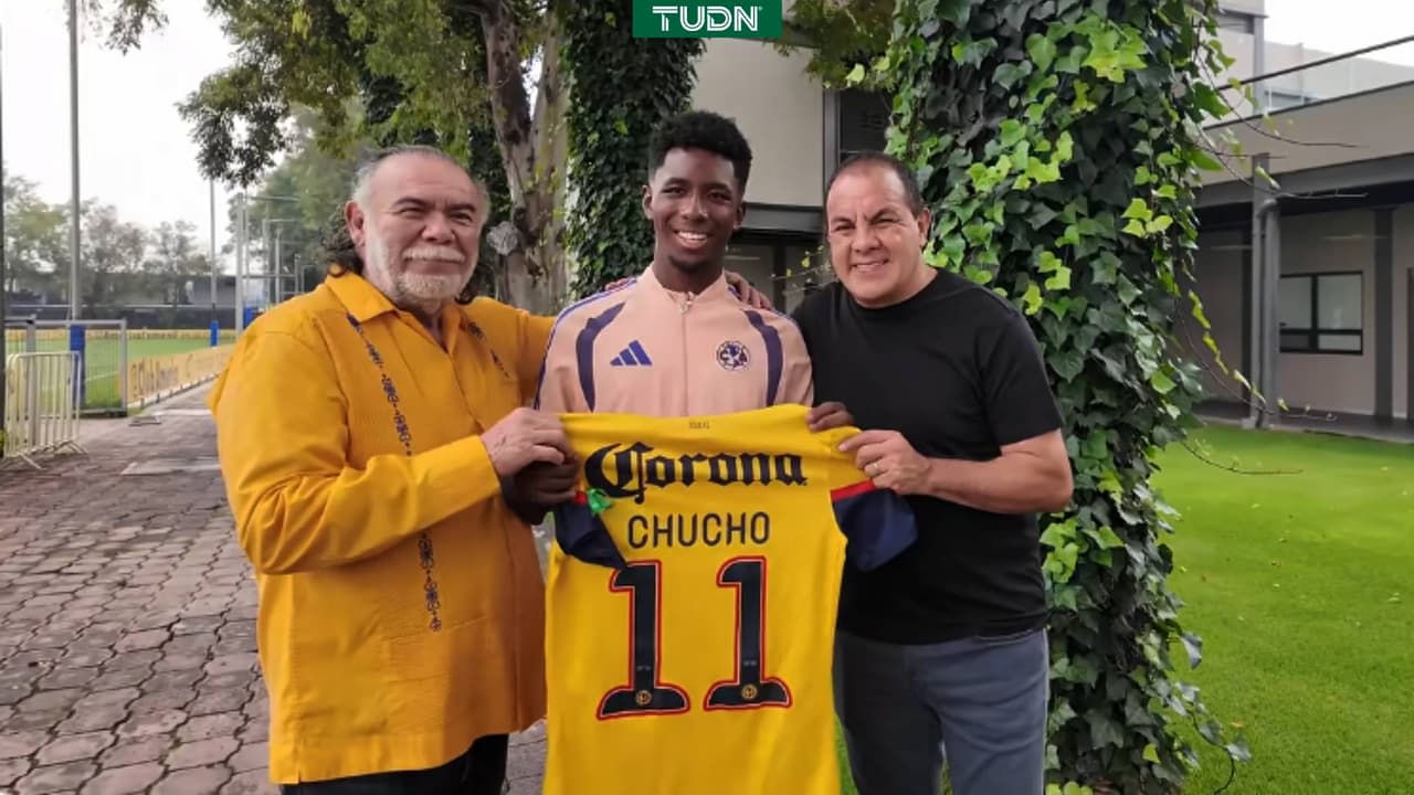 Jesús Ochoa da histórica 'playera robada' a hijo de Chucho Benítez en América