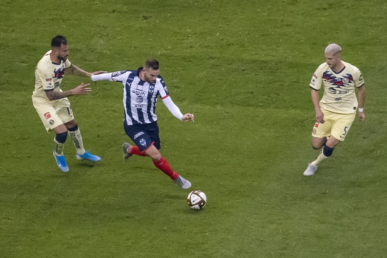 Nuevo intento de Janssen que no llega a la portería y se queda medio camino.