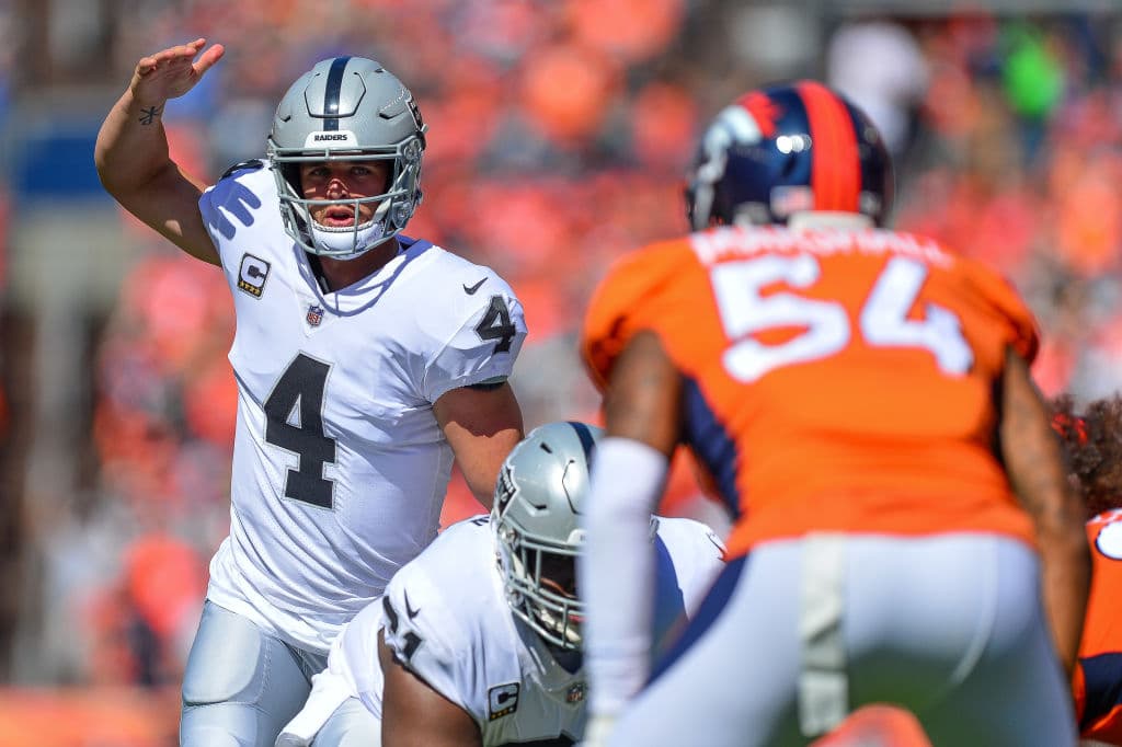 Derek Carr completó 29 de 32 envío para una ganancia de 288 yardas, lanzó un pase de anotación, en el traspiés de los Raiders, el segundo en dos semanas de esta temporada.